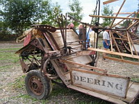 Machine a foin Deering (Fete de la Moisson St Simeon de Bressieux 2006) (4)